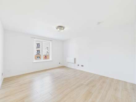 Bobbins Gate, Paisley, PA1, Image 2