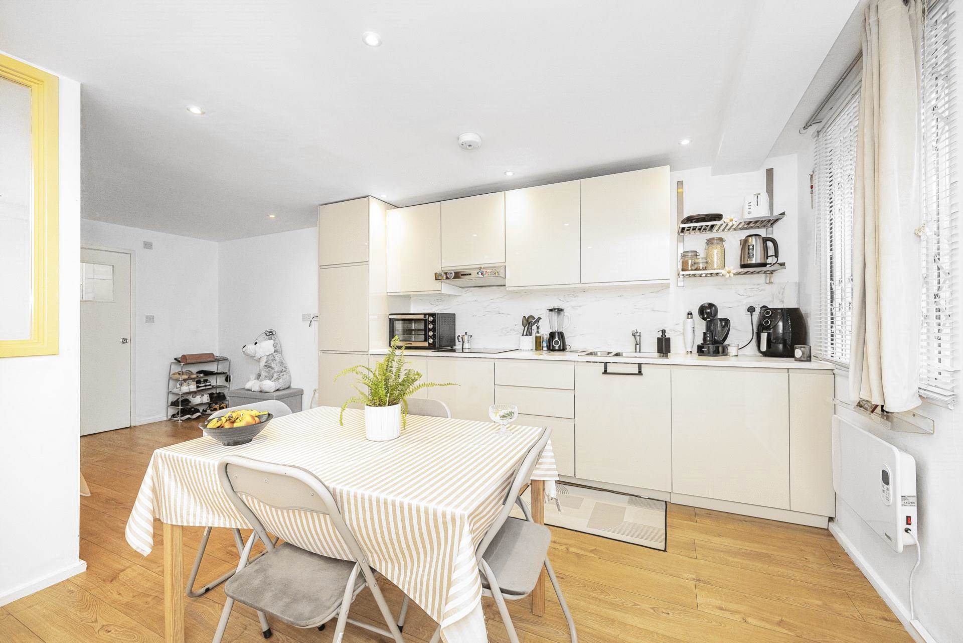 Tottenham Road, London, N1, Image 11