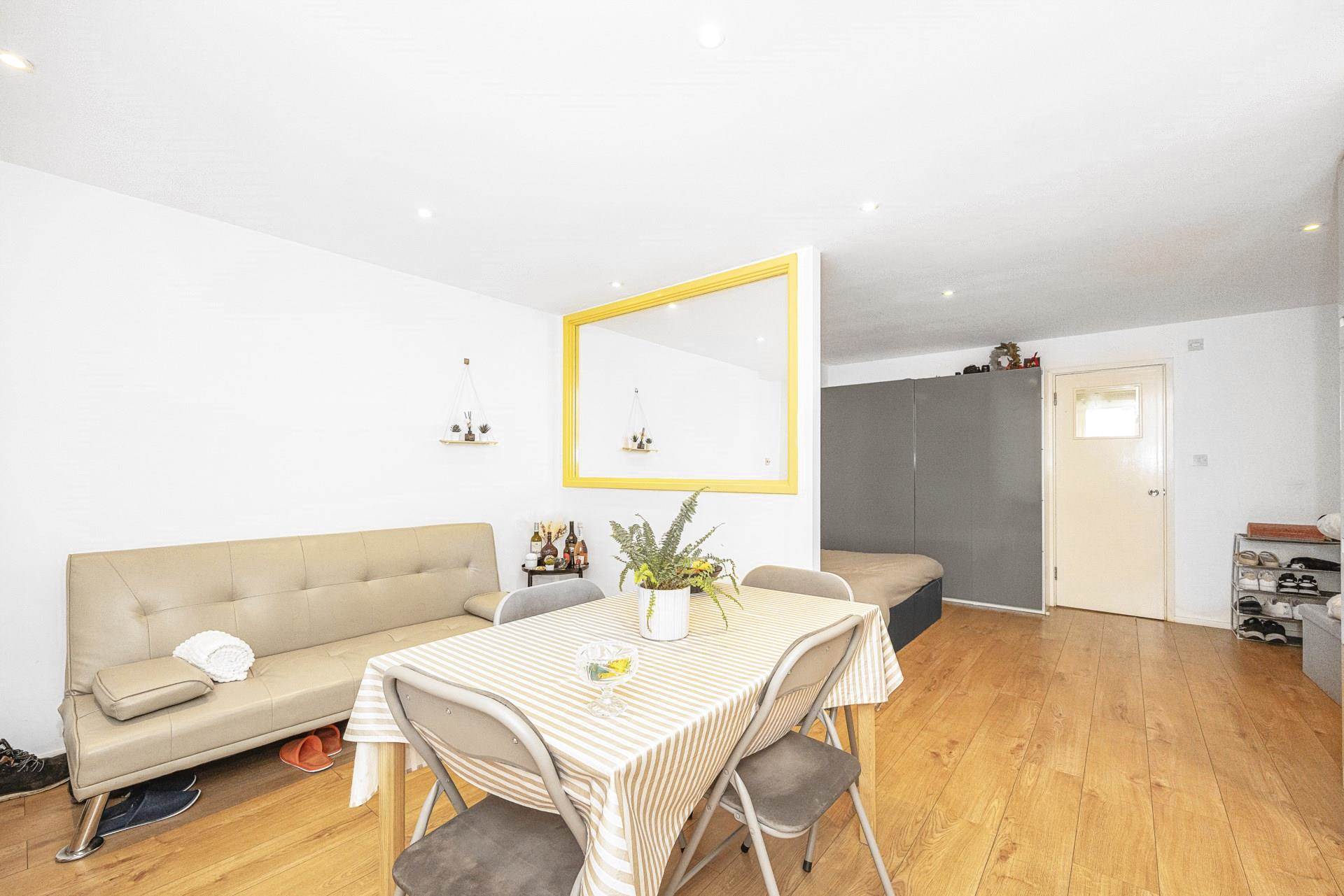 Tottenham Road, London, N1, Image 12