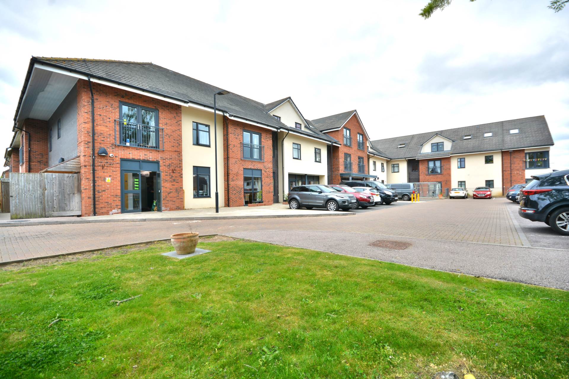 Webb Ellis Court, Pettifer Crescent, Image 1