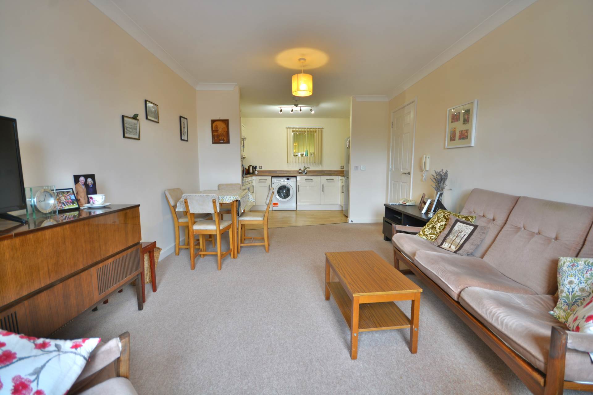 Webb Ellis Court, Pettifer Crescent, Image 6