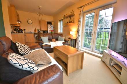 TOP FLOOR APARTMENT, Buchanan Road, Bilton, Image 6