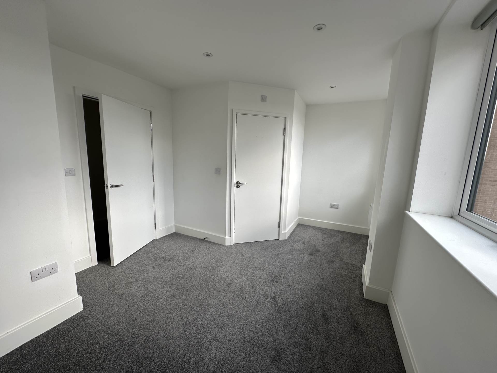 34 Crown House, Image 3