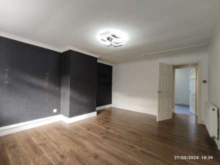 Elizabeth Crescent, Thornlibank, Image 2