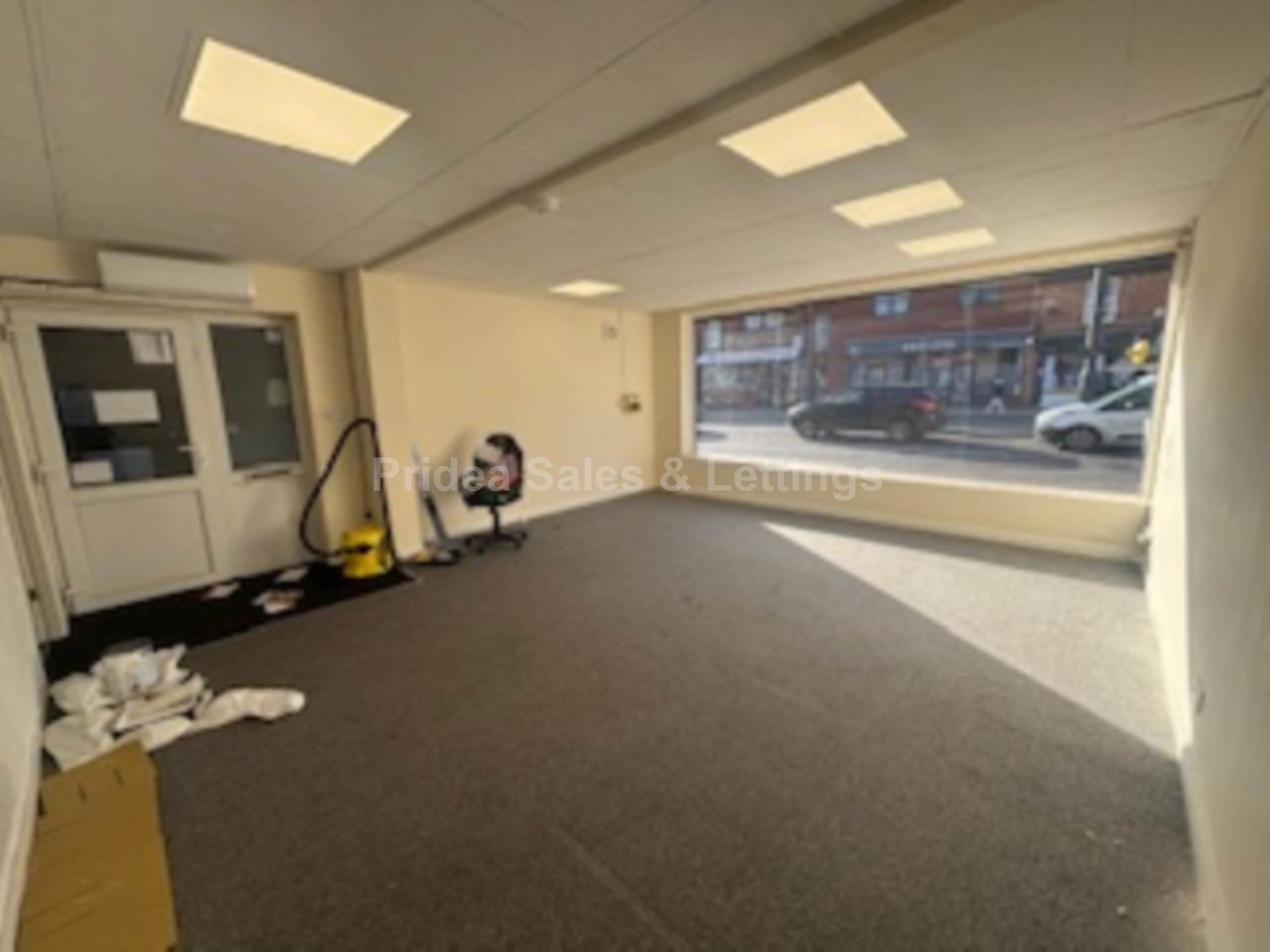 TO LET PROMINENTLY LOCATED COMMERCIAL PREMISES, Image 2