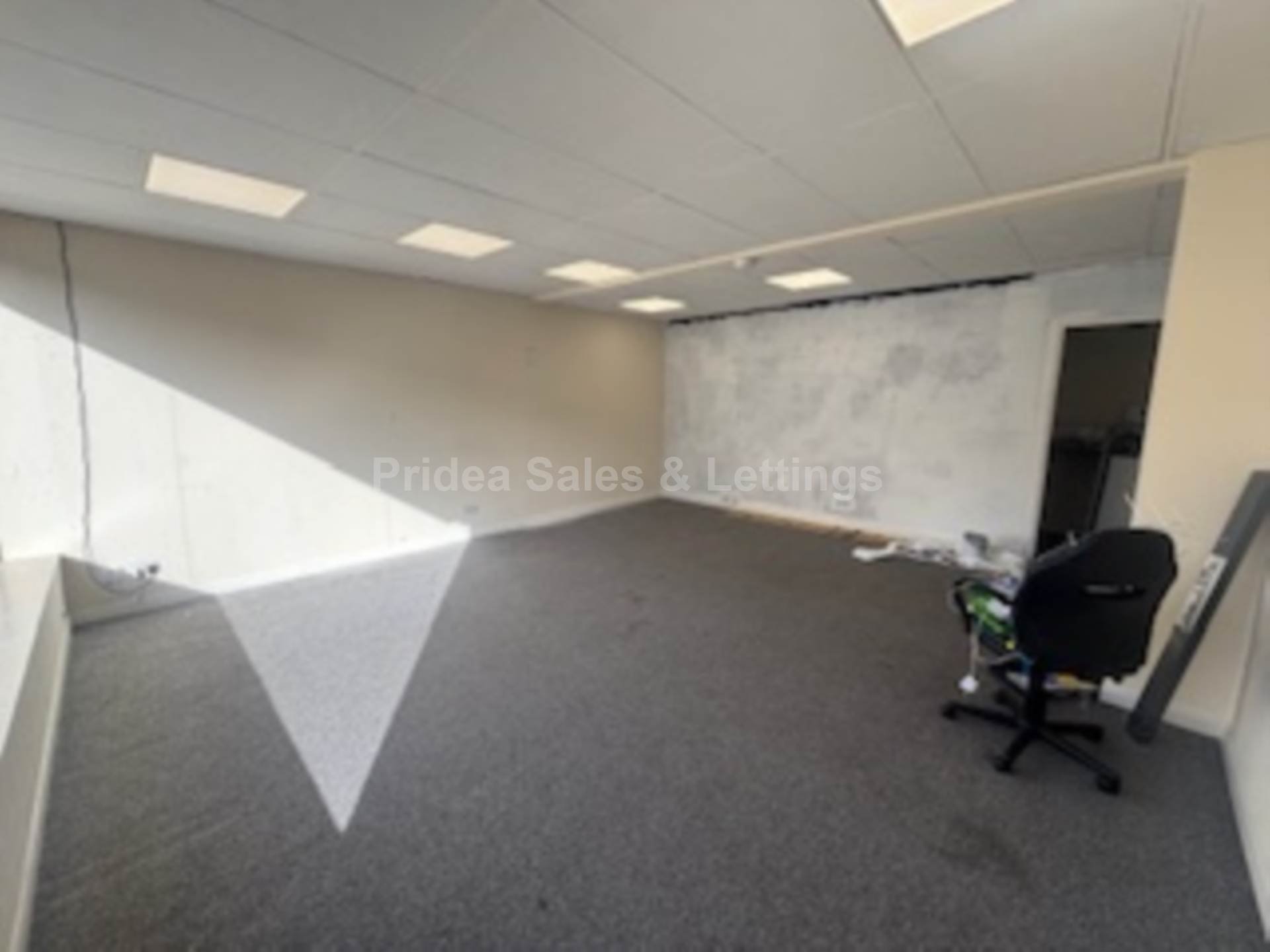 TO LET PROMINENTLY LOCATED COMMERCIAL PREMISES, Image 3
