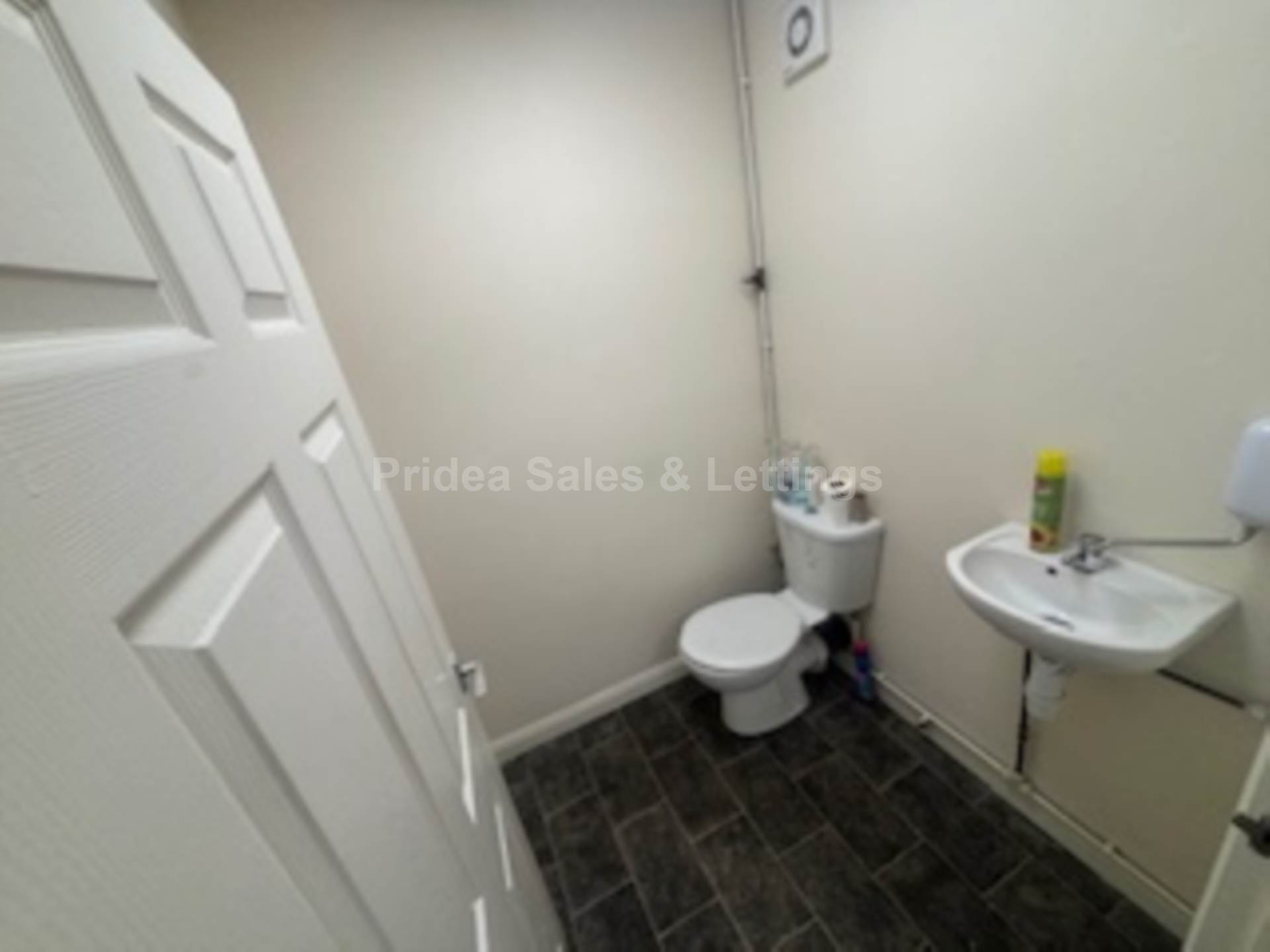 TO LET PROMINENTLY LOCATED COMMERCIAL PREMISES, Image 4