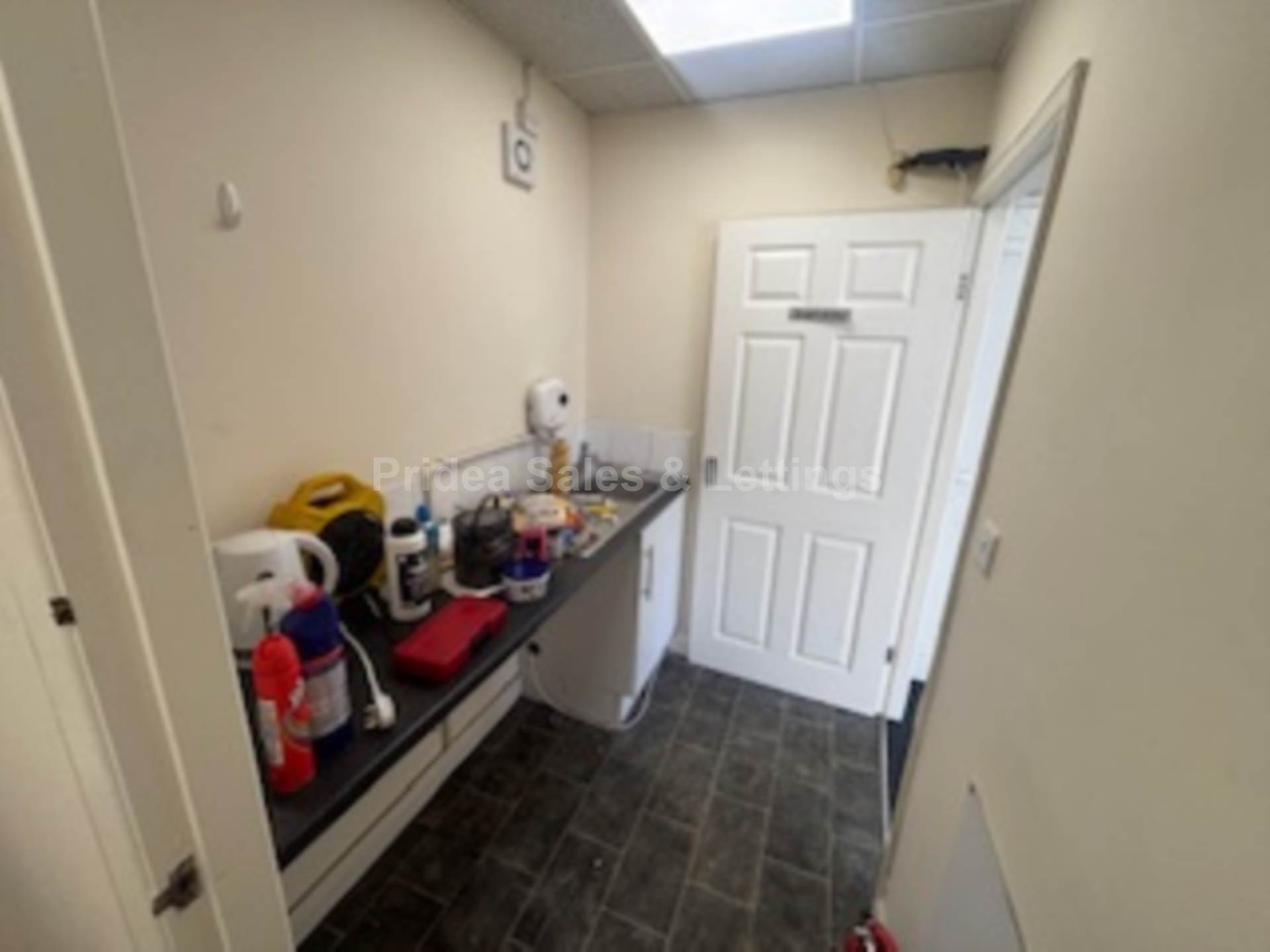 TO LET PROMINENTLY LOCATED COMMERCIAL PREMISES, Image 5