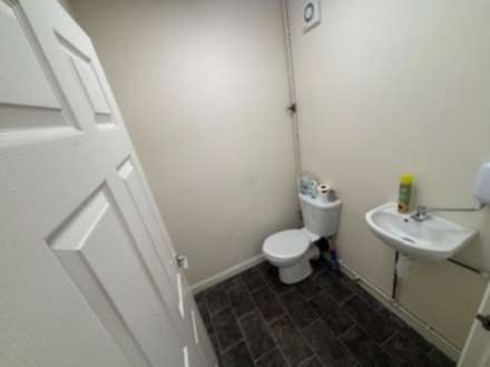 TO LET PROMINENTLY LOCATED COMMERCIAL PREMISES, Image 4