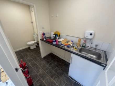 TO LET PROMINENTLY LOCATED COMMERCIAL PREMISES, Image 6