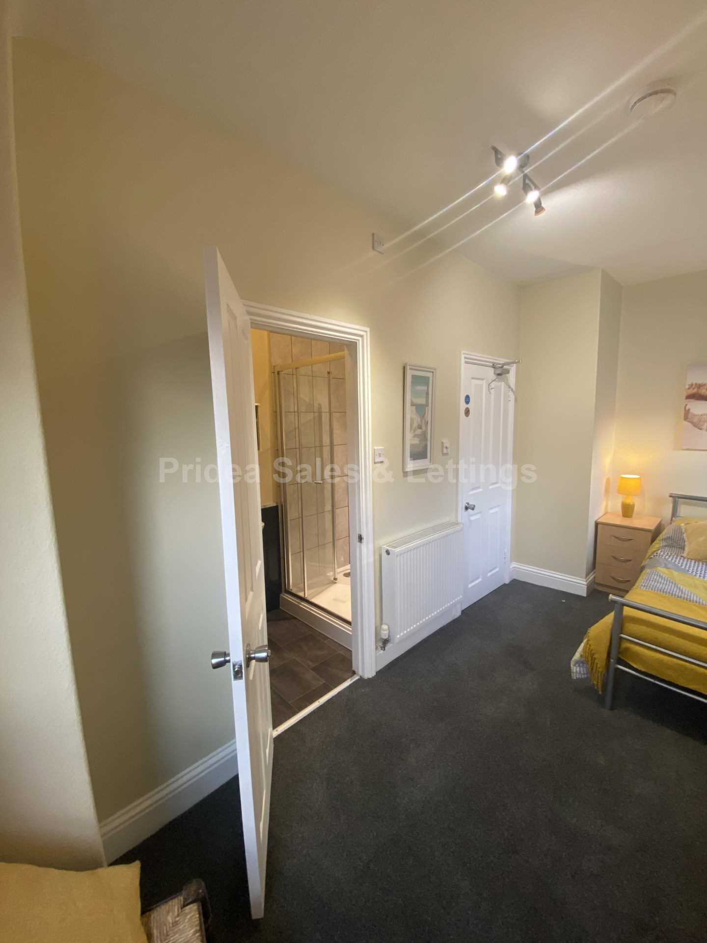 Ensuite Double Room, South Park, Image 2