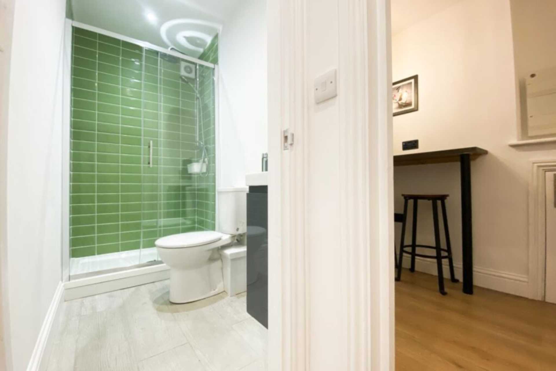 Room 6, Emerald Street, Splott, Image 3