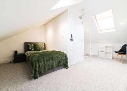 Room 6, Emerald Street, Splott, Image 2