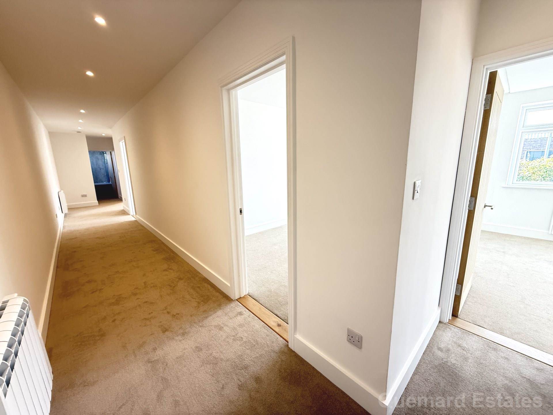 L'Avenue De Bas, Rue Des Pres Trading Estate, Image 10