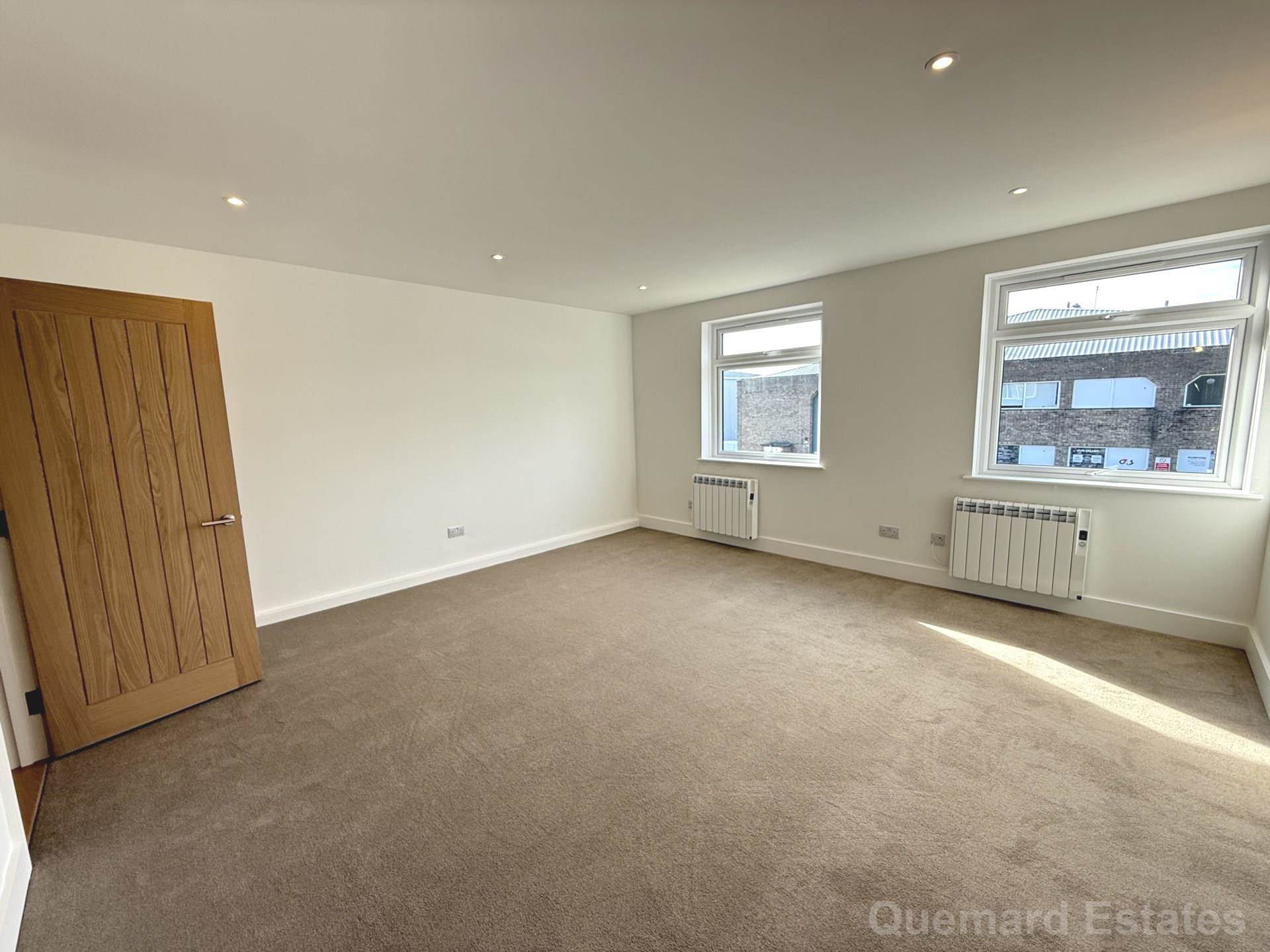 L'Avenue De Bas, Rue Des Pres Trading Estate, Image 12