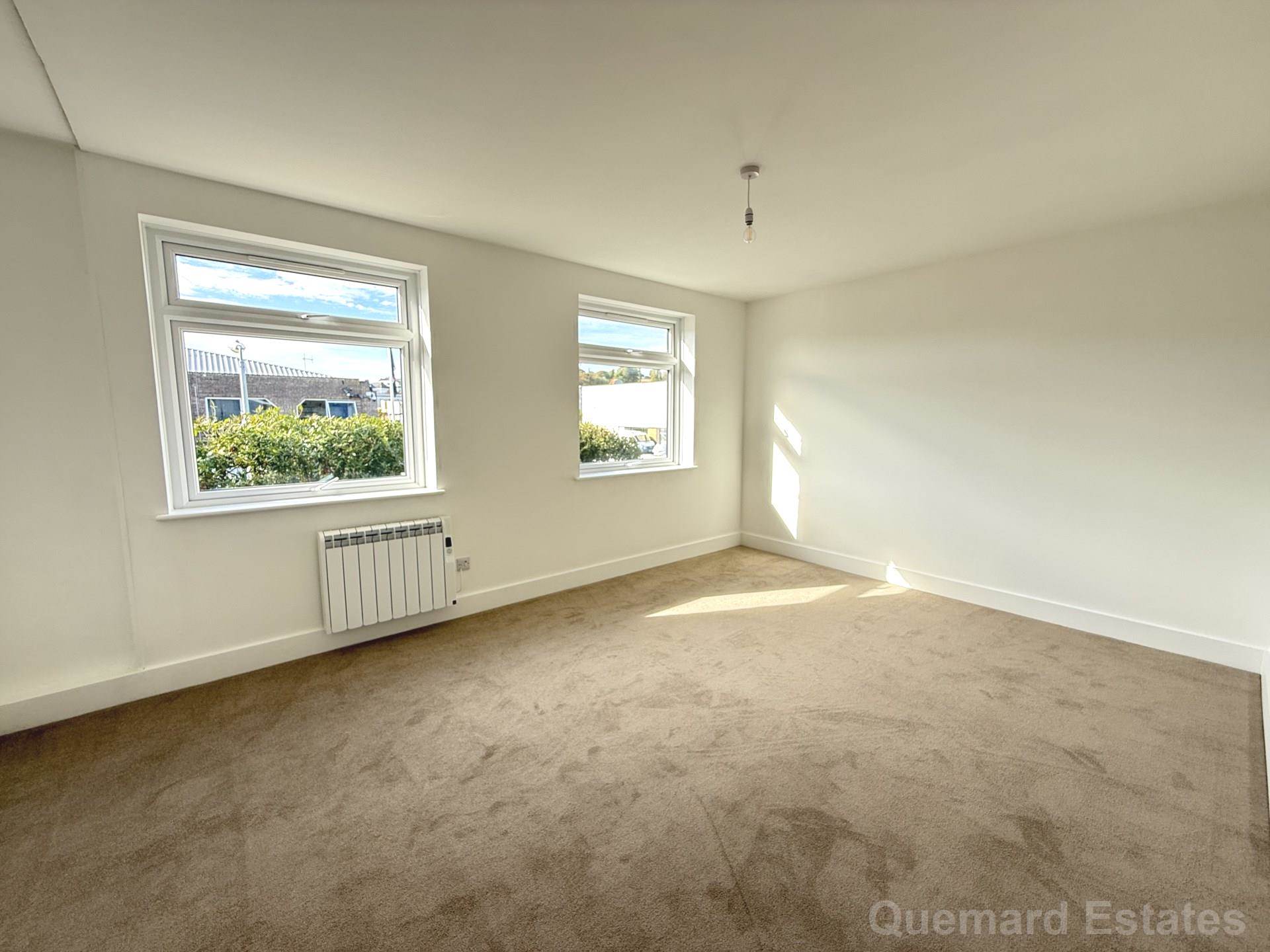 L'Avenue De Bas, Rue Des Pres Trading Estate, Image 13