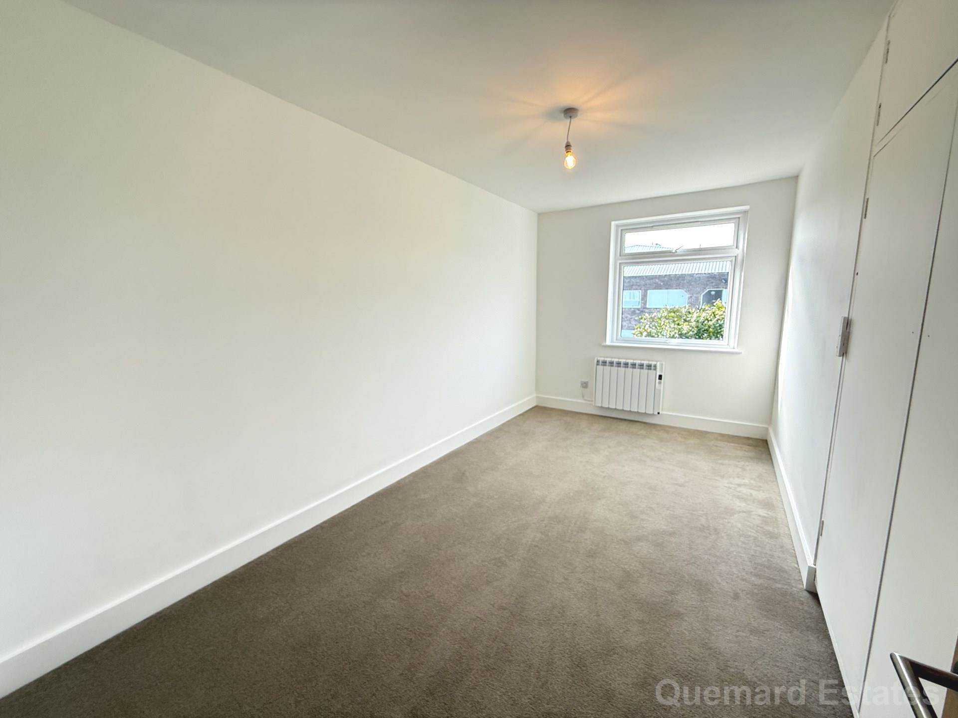 L'Avenue De Bas, Rue Des Pres Trading Estate, Image 15