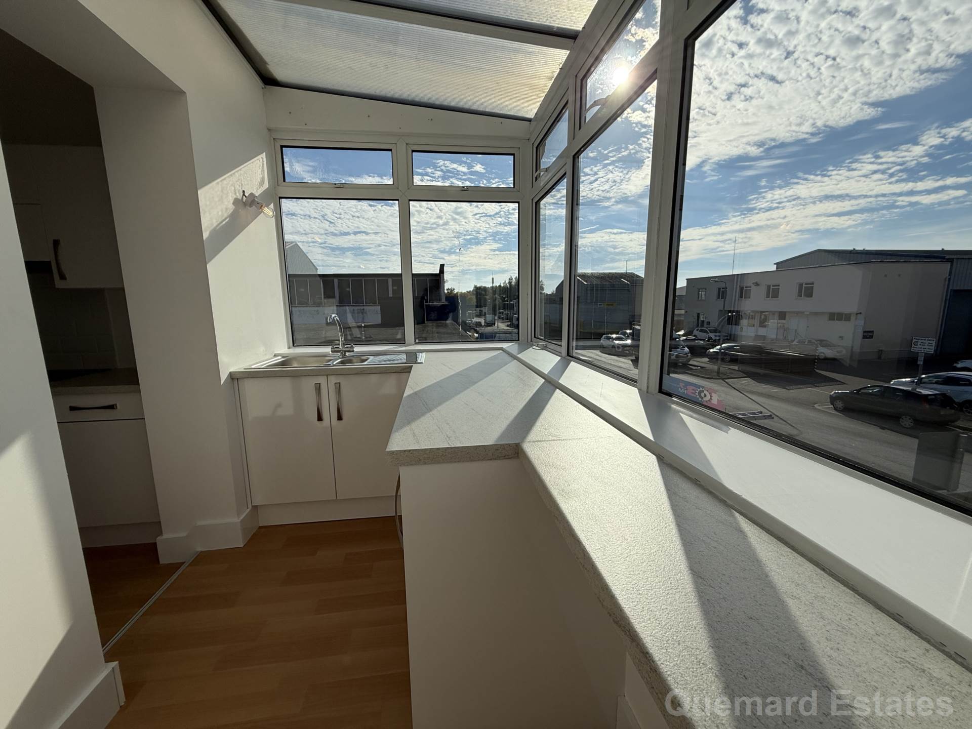 L'Avenue De Bas, Rue Des Pres Trading Estate, Image 7