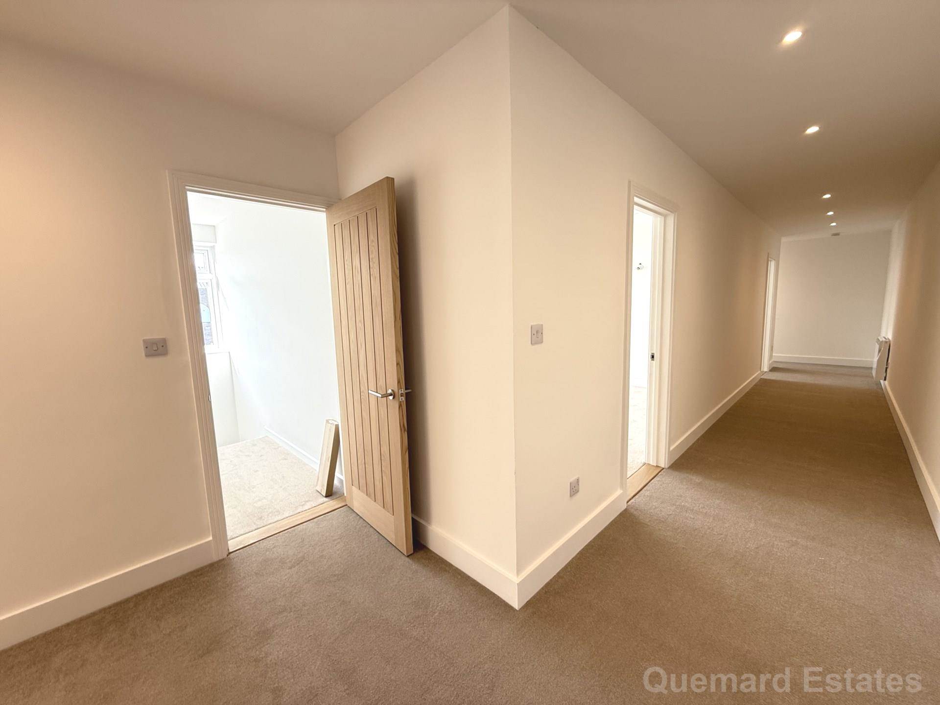 L'Avenue De Bas, Rue Des Pres Trading Estate, Image 9