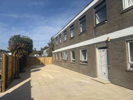 L'Avenue De Bas, Rue Des Pres Trading Estate, Image 1