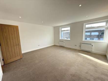 L'Avenue De Bas, Rue Des Pres Trading Estate, Image 12