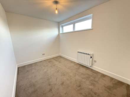 L'Avenue De Bas, Rue Des Pres Trading Estate, Image 14
