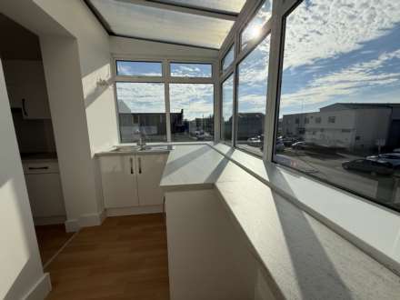 L'Avenue De Bas, Rue Des Pres Trading Estate, Image 7