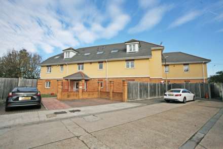 3 Bedroom Flat, Arterial Avenue, Rainham, RM13