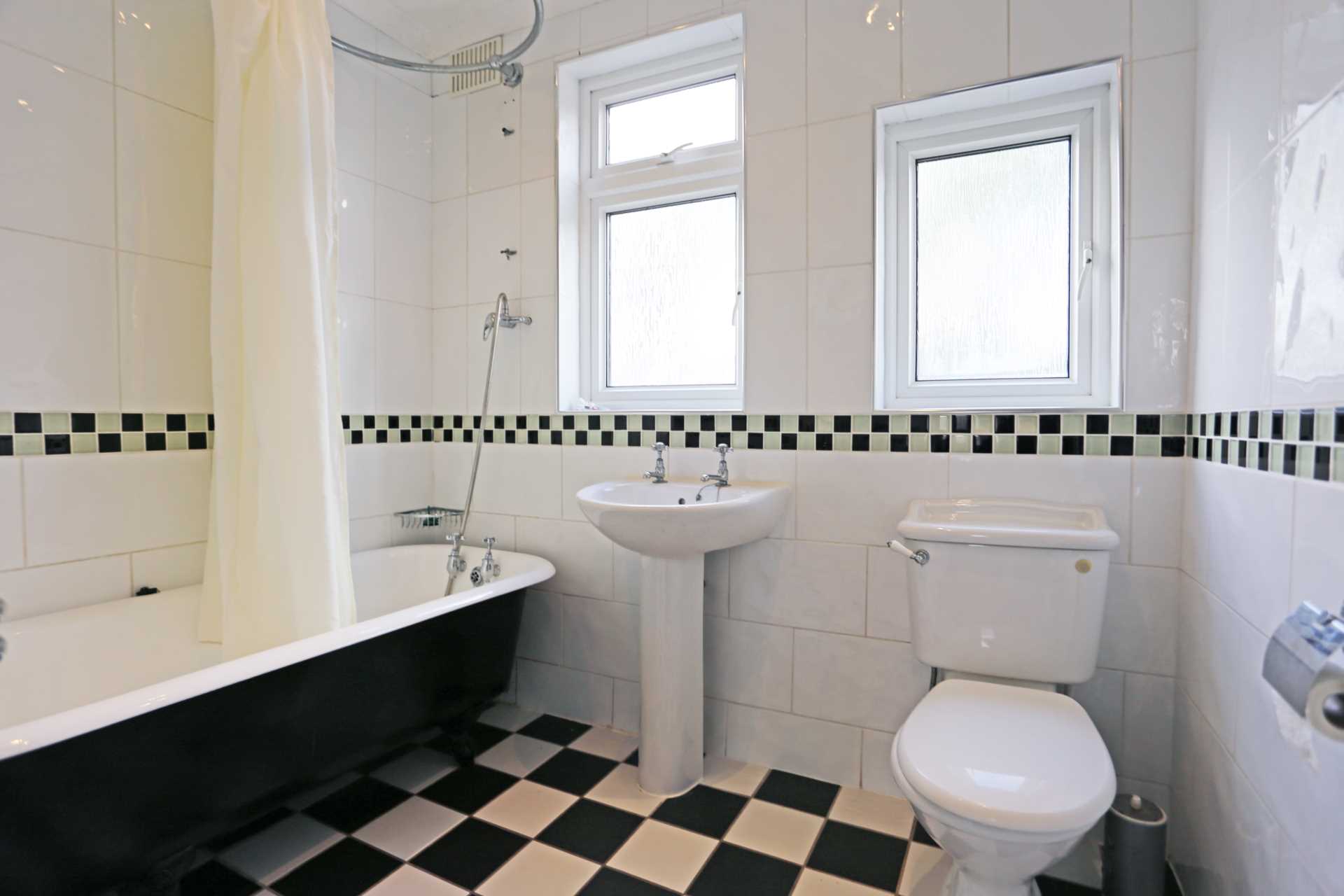 Kings Avenue, Chadwell Heath, RM6, Image 9