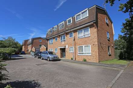 1 Bedroom Flat, Bawdsey Avenue, Farmview Court, Ilford, IG2