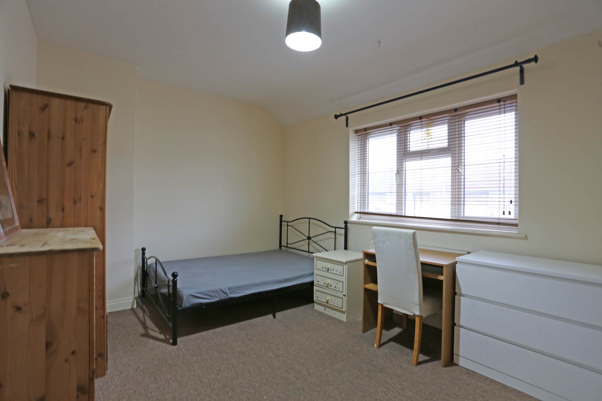 Rowdowns Road, Dagenham, RM9, Image 7