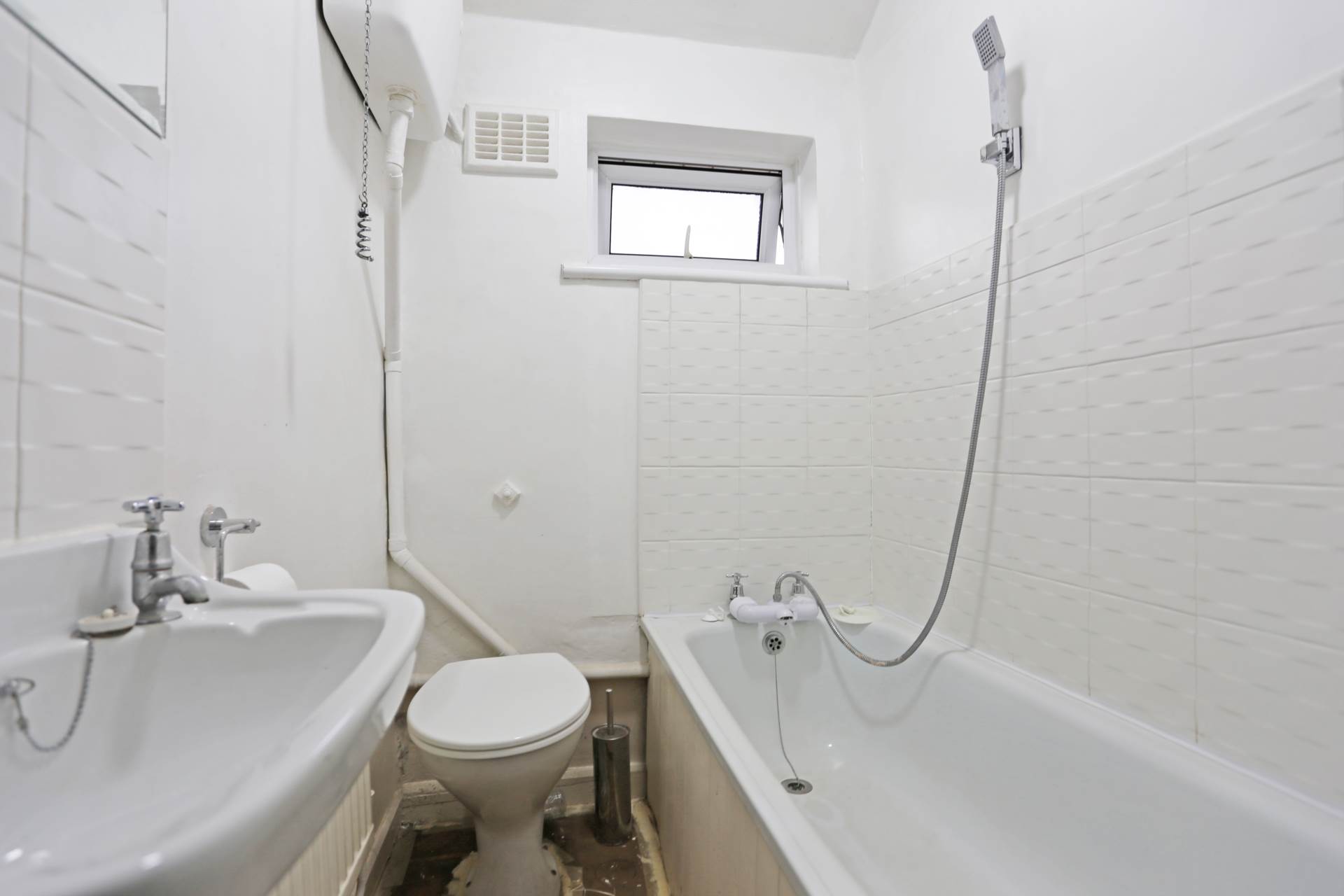 Rogers Garden, Dagenham, RM10, Image 6