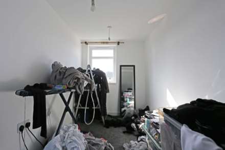 Oval Road North, Dagenham, RM10, Image 7