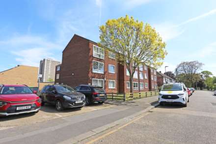 3 Bedroom Flat, Vicarage Road, Dagenham, RM10