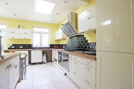 The Crescent, Ilford, Gants Hill, IG2, Image 4