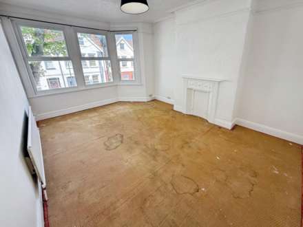 Brightwell Avenue, Westcliff On Sea, Image 3