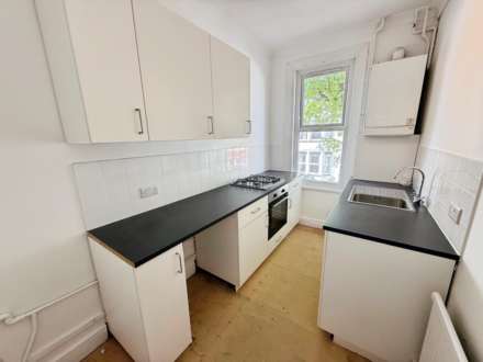 Brightwell Avenue, Westcliff On Sea, Image 7