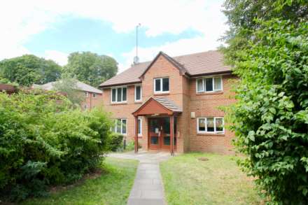 2 Bedroom Flat, Tilebarn Close, Valley Road