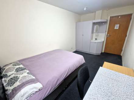 Crossland Road, Town Centre, Image 4