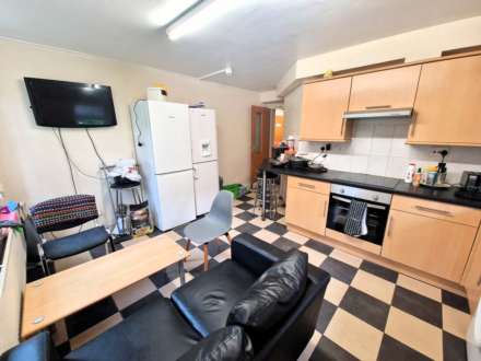 Crossland Road, Town Centre, Image 6