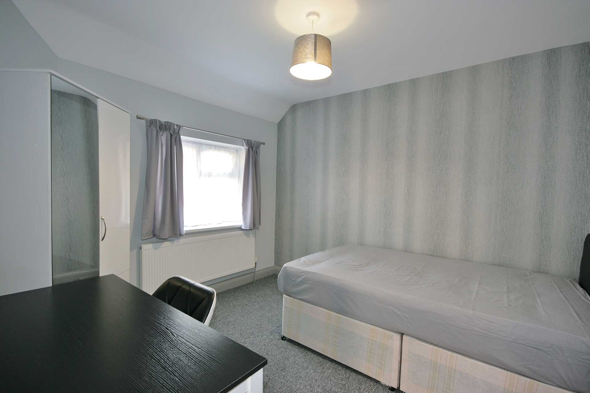 3 BEDROOM HOUSE- Dawlish Road, Reading, Image 11