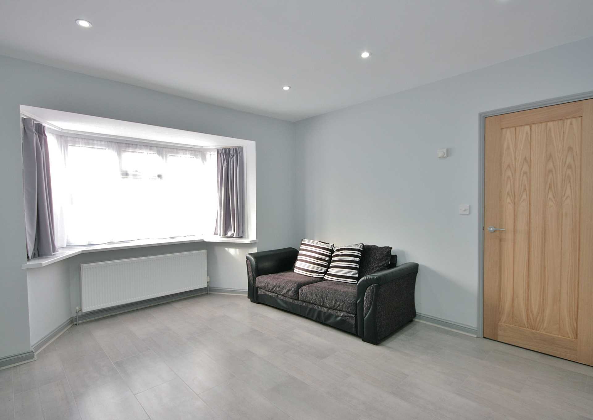 3 BEDROOM HOUSE- Dawlish Road, Reading, Image 2