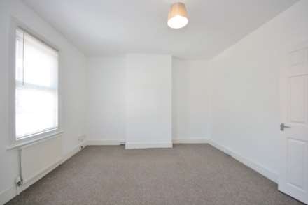 FOUR BEDROOM HOUSE- Oxford Rd, Reading, Image 2