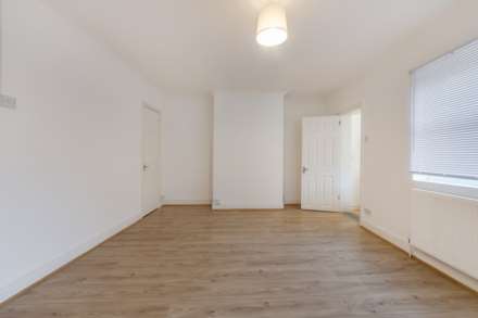 3 BEDROOM HOUSE- Sherwood Street, Reading, Image 2