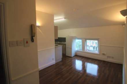 STUDIO FLAT FOR SALE, Castle Hill, Reading, Image 2