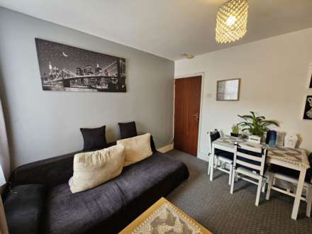 ONE BEDROOM GROUND FLAT WITH PRVATE GARDEN - BILLS INCLUDED, Image 2