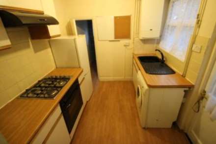 ONE BEDROOM GROUND FLAT WITH PRVATE GARDEN - BILLS INCLUDED, Image 3
