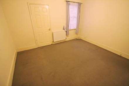 ONE BEDROOM GROUND FLAT WITH PRVATE GARDEN - BILLS INCLUDED, Image 4