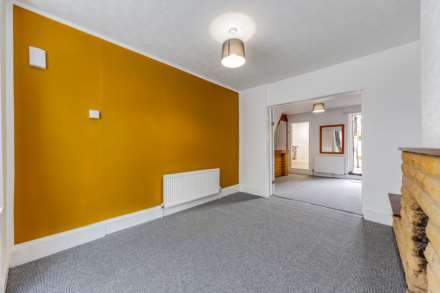 3 BEDROOM SPACIOUS PROPERTY - Water Road, Reading, Image 4