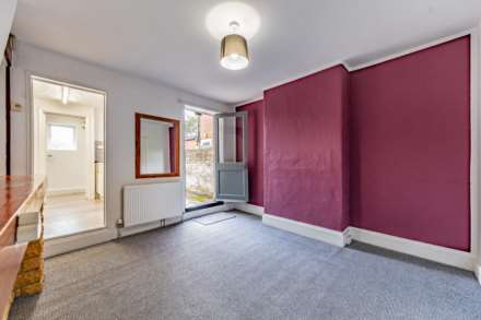 3 BEDROOM SPACIOUS PROPERTY - Water Road, Reading, Image 5